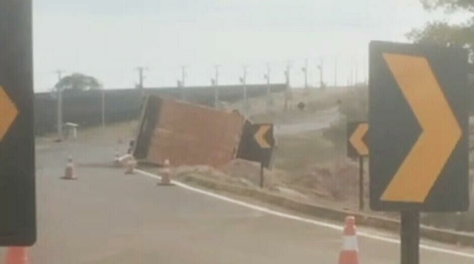Imagem de compartilhamento para o artigo Caminhoneiro morre preso às ferragens após tombar carreta em Cassilândia da MS Todo dia